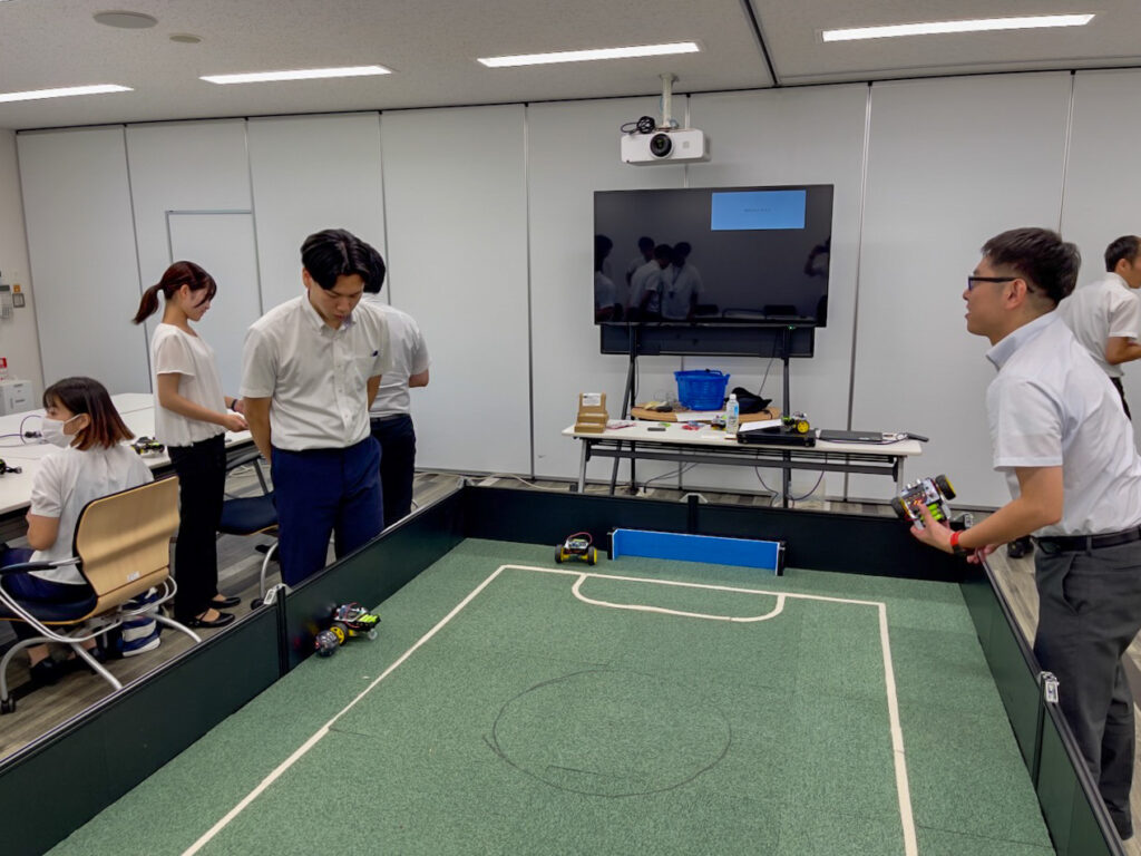 ボールを自動追尾するロボットを見守る先生たち