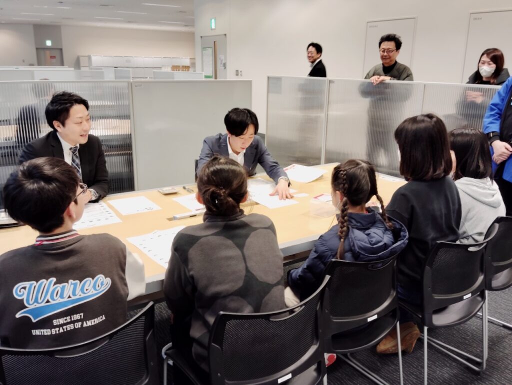 子供起業体験ワークショップで融資を受ける子どもたち